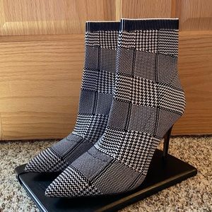 Something Navy Plaid Nix Bootie size 8